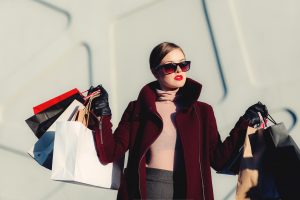femme riche shopping