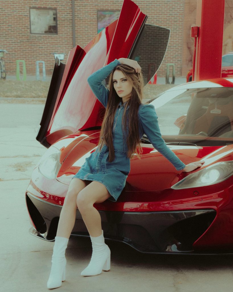 femme riche sur ferrari