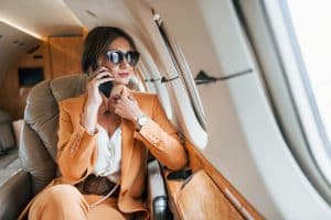 femme riche dans avion