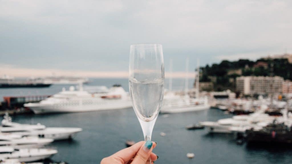Femme elegante avec une coupe de champagne a Monaco