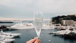 Femme elegante avec une coupe de champagne a Monaco