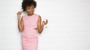 Femme souriante tenant une coupe de champagne