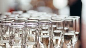 Coupes de champagne alignees lors d une soiree elegante