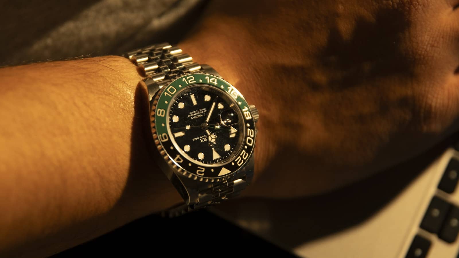 Montre de luxe au poignet, signe exterieur de reussite