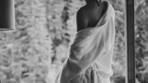 Femme raffinee en robe claire pres d une fenetre