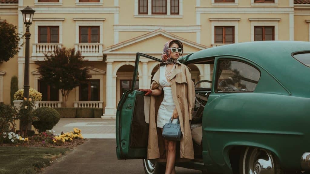 Femme élégante debout à côté dune voiture de luxe