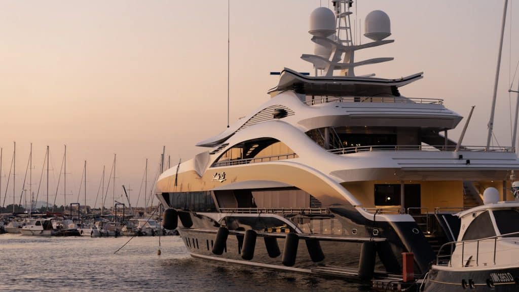 Yacht amarré sur la Côte d'Azur au coucher du soleil
