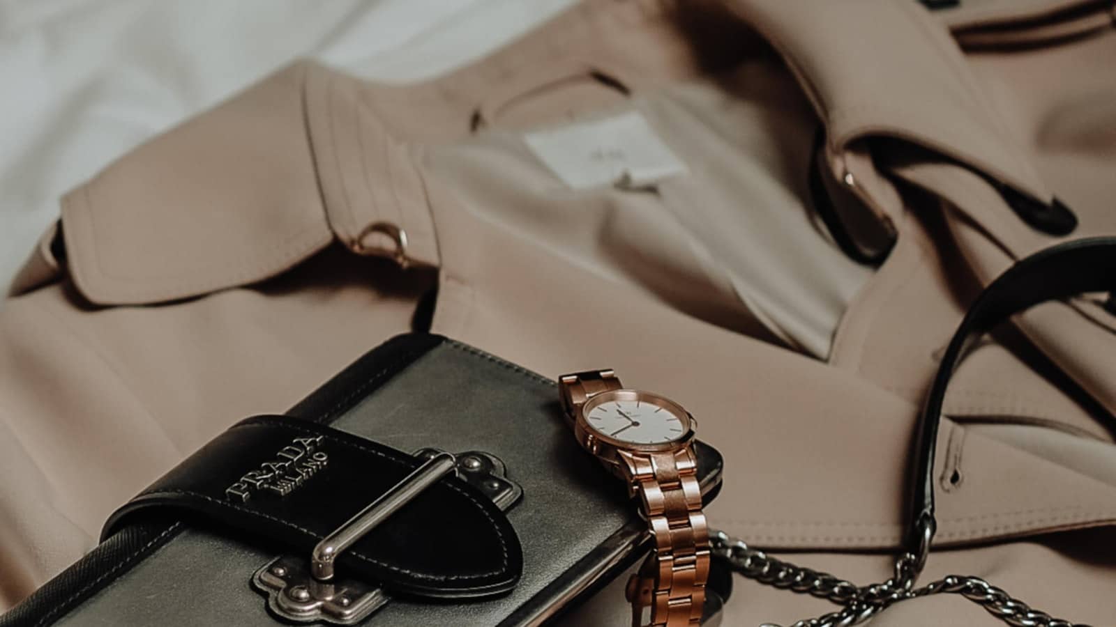 Sac en cuir de luxe posé sur un textile blanc