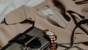 Sac en cuir posé dans un décor chic