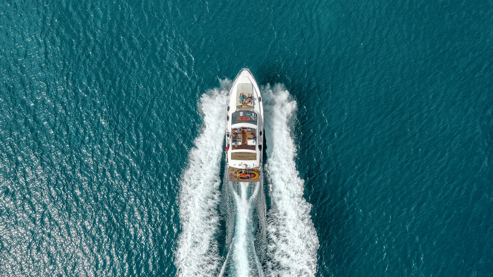 Sortie en bateau au large de Cannes en été