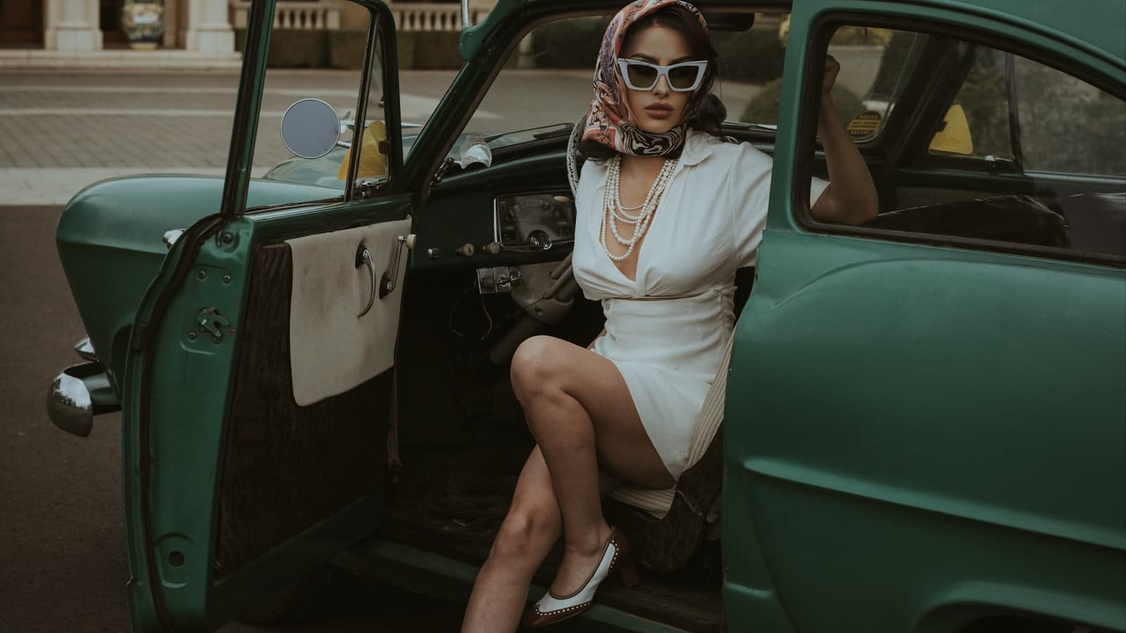 Femme élégante installée dans une voiture de luxe