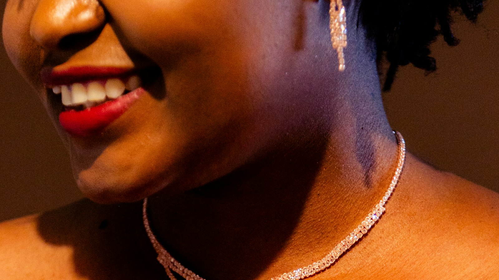 Femme élégante souriante portant un collier raffiné