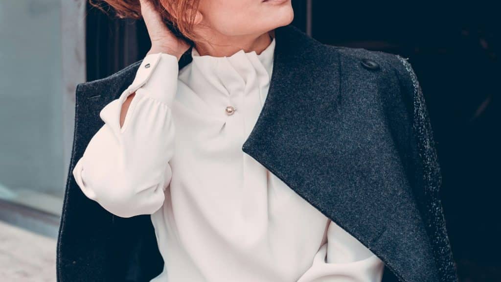 Femme élégante de quarante ans en manteau